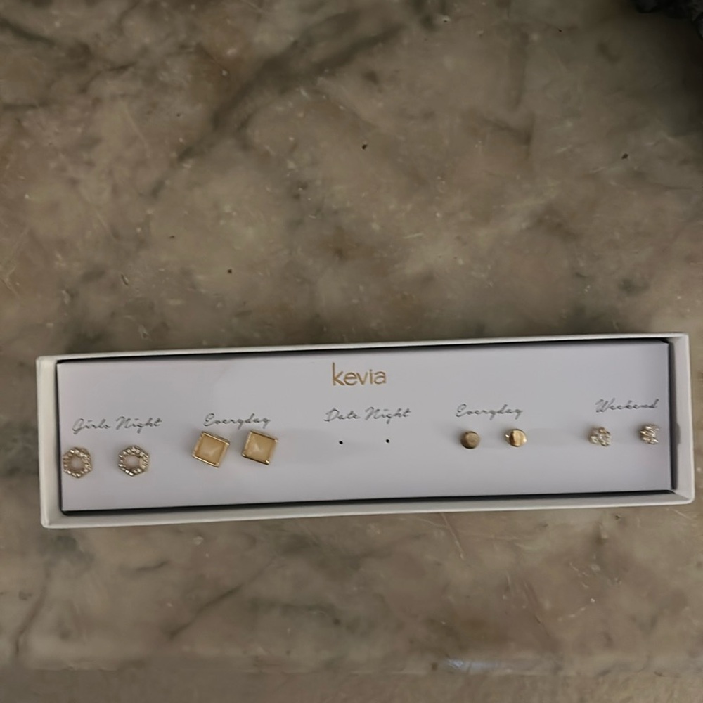 4 pairs of earrings
